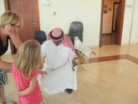 Begrüßung in Bahrain mit einem weißen Falken