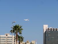 Flugverkehr über dem alten Dubai