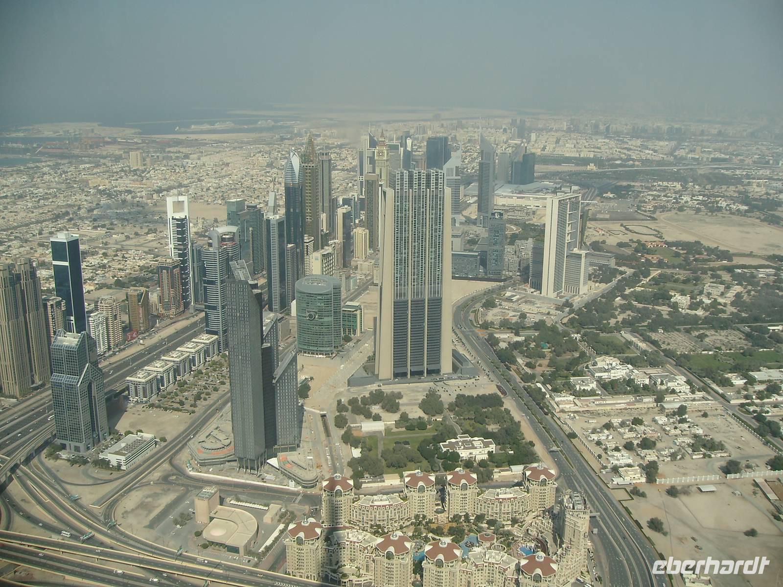 Dubai (Ausblick von der Plattform in der 124. Etage des Burj Khalifa)