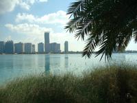 Abu Dhabi (Blick vom Heritage Village auf die Skyline)