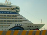 AIDAdiva im Hafen von Bahrain