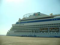 AIDAdiva im Hafen von Bahrain