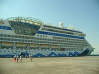 AIDAdiva im Hafen von Bahrain