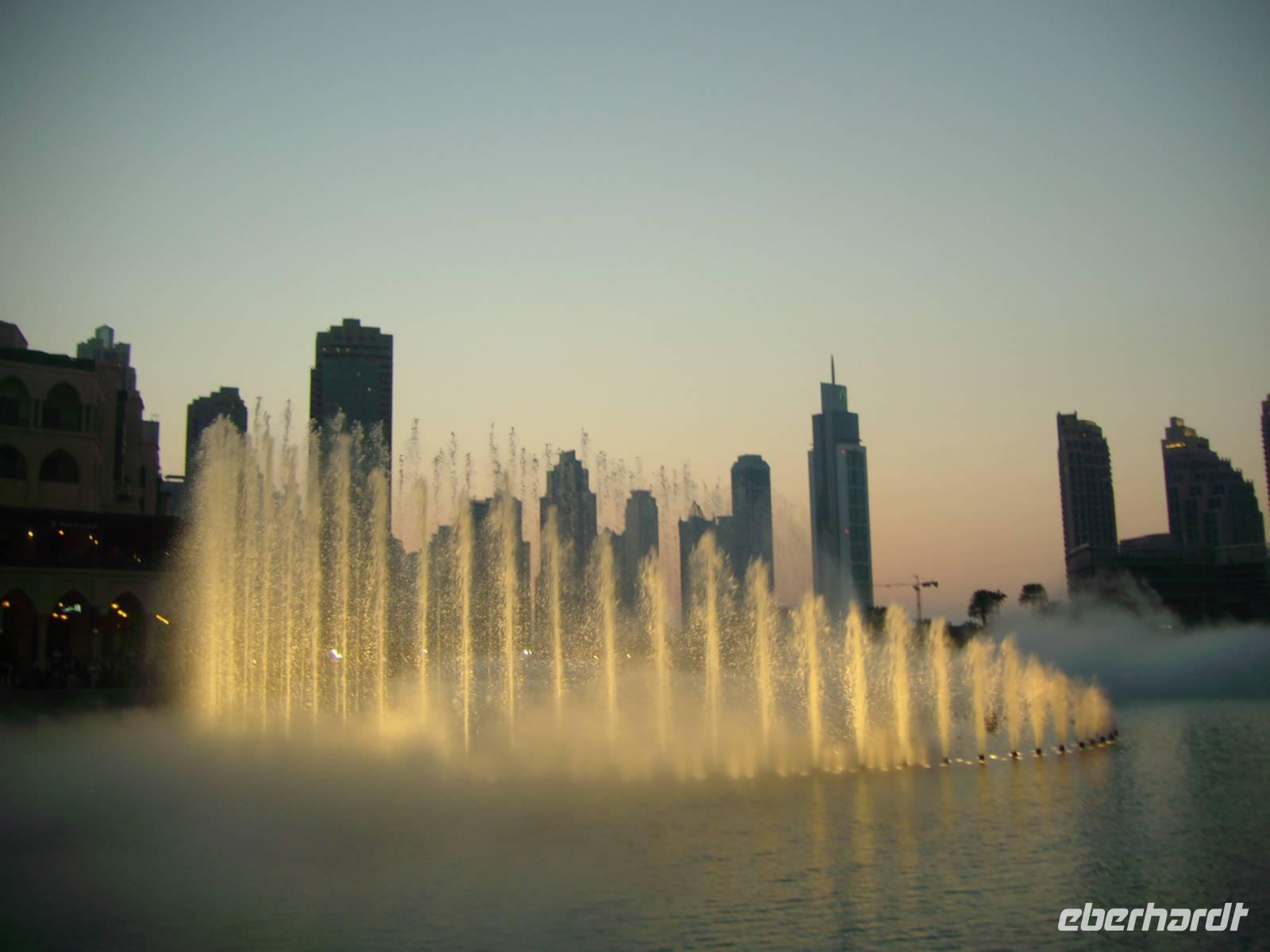 Klang-Wasserspiele der Dubai-Fontäne am Abend