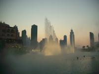 Klang-Wasserspiele der Dubai-Fontäne am Abend
