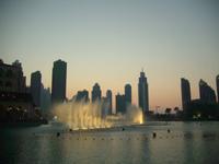 Klang-Wasserspiele der Dubai-Fontäne am Abend