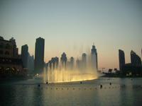Klang-Wasserspiele der Dubai-Fontäne am Abend