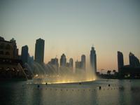 Klang-Wasserspiele der Dubai-Fontäne am Abend