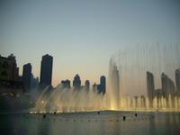 Klang-Wasserspiele der Dubai-Fontäne am Abend