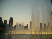 Klang-Wasserspiele der Dubai-Fontäne am Abend
