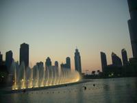 Klang-Wasserspiele der Dubai-Fontäne am Abend
