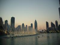Klang-Wasserspiele der Dubai-Fontäne am Abend