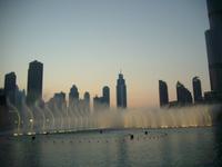 Klang-Wasserspiele der Dubai-Fontäne am Abend