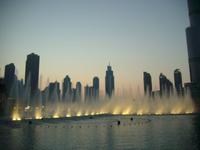 Klang-Wasserspiele der Dubai-Fontäne am Abend