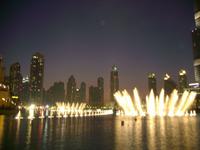 Klang-Wasserspiele der Dubai-Fontäne am Abend