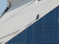 Es wird geputzt in luftiger Höhe