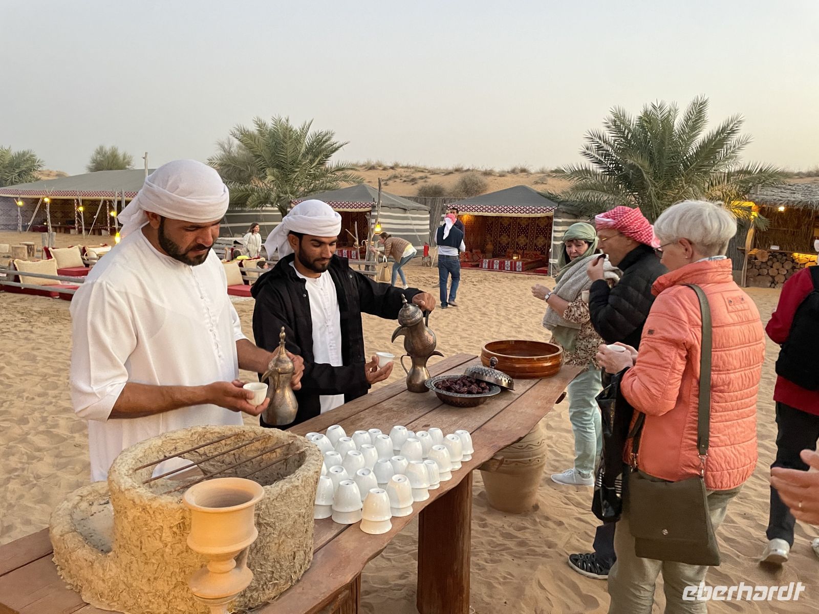 Begrüßungsdrink im Wüstencamp
