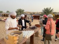 Begrüßungsdrink im Wüstencamp