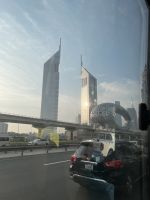 Fahrt entlang der Sheik Zayed Road nach Abu Dhabi