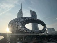 Fahrt entlang der Sheik Zayed Road nach Abu Dhabi