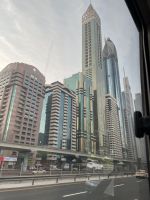 Fahrt entlang der Sheik Zayed Road nach Abu Dhabi
