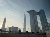 Fahrt entlang der Sheik Zayed Road nach Abu Dhabi