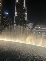 Mit Blick auf die Wasserspiele am Burj Khalifa