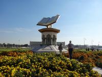 Überdimensionaler Koran am Cultural Square