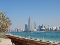 Blick vom Heritage Village in Abu Dhabi auf die Skyline
