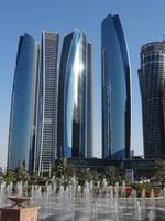 Blick vom Empfangsbereich im Emirates Palace auf die Neubauten