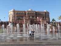 Wasserspiele vor dem Emirates Palace Hotel Abu Dhabi