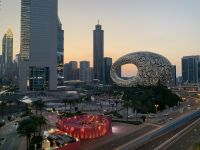 Dubai - Aperitif in der Monkey Bar mit Blick zum Future Museum
