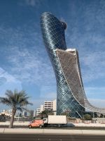Schiefer Turm von Abu Dhabi