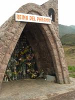 Die Kapelle auf der Paßhöhe vor Papallacta bei 4.100 m