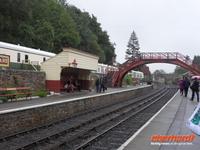 Wir warten auf den Hogwarts Express am Bahnsteig in Goathland
