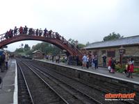 alle warten gespannt auf die Einfahrt des Dampfzuges