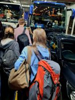 Im Bauch der Fähre finden wir unseren Bus wieder