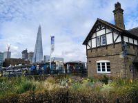 London. Am Tower. Wharfinger's Cottage