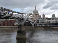 London. Millennium Bridge und St. Pauls Cathedral