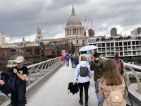 London. Millennium Bridge und St. Pauls Cathedral
