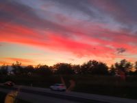 Heimfahrt. Leuchtender Abendhimmel zum Empfang