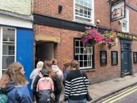 York. Durch das Loch in der Wand