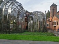 Futuristische Gewächshäuser an der Destillerie