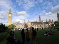 britisches Parlament mit Big Ben vom Parliament Square