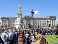 Schaulustige versammeln sich am Buckingham Palace