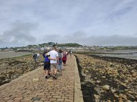 Bei Ebbe kann man St. Michael's Mount über einen gepflasterten Dammweg erreichen 