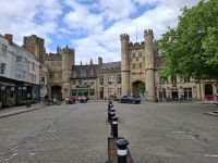 Markt von Wells mit Eingang zum Bischofspalast