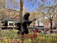 2. Tag: Stadtrundfahrt London – Harry-Potter-Statue am Leicester Square &ndash; &copy; Andreas Wolfsteller (Eberhardt TRAVEL)