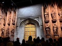4. Tag: Ausflug in die Warner Bros. Studios – Eingang zur Großen Halle &ndash; &copy; Andreas Wolfsteller (Eberhardt TRAVEL)