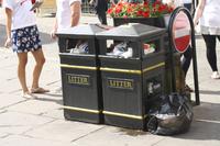 hin und wieder verwechseln manche Touristen Mülleimer mit Briefkästen